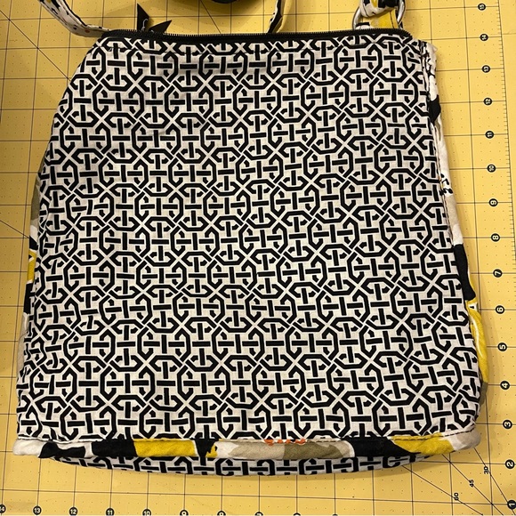 Classic Vera Bradley zip-top crossbody bag. Dogwood pattern. - Picture 8 of 8